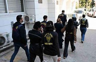 Mersin’de evleri soyan kadın hırsızlar minibüste...