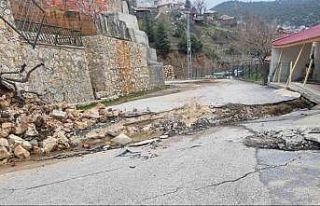 Mersin’de heyelan: Yol yarıldı, evler zarar gördü