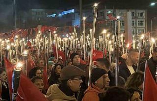 Meşaleler Çanakkale şehitleri için yandı