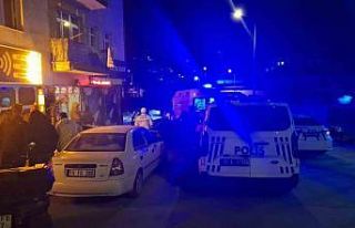 Metrelerce yükseklikten beton zemine düşen yaşlı...