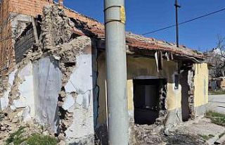 Metruk evler çevreye tehlike saçıyor