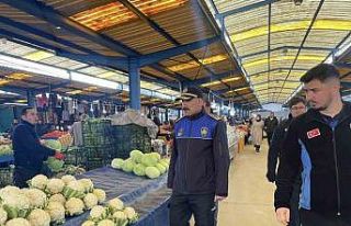 Meyve sebze pazarında fiyat etiketi denetimi