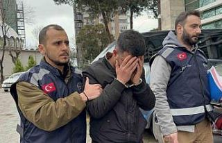 Mezarlıkta defin işlemi sırasında bir kişiyi...