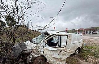 Midibüs şarampole girdi: 1 yaralı