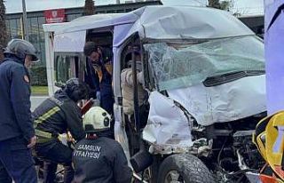 Minibüs, hafif ticari araç ve otobüse çarptı:...