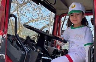Minik öğrenciler ilk kez itfaiye aracına bindiler
