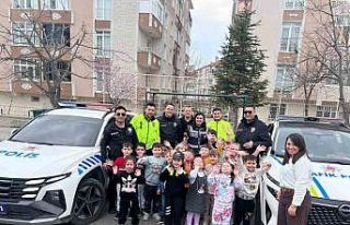Minik öğrenciler polislik mesleğini yakından tanıdı