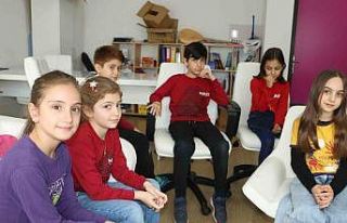 Minik öğrencilerin ’demokrasi’ heyecanı