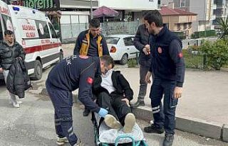 Motosiklet otomobile çarptı, 2 kardeş yaralandı