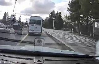 Motosiklet sürücüsünün tehlikeli anları kameraya...