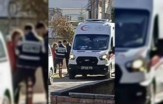 Motosikleti üzerine devrilen sürücü yaralandı