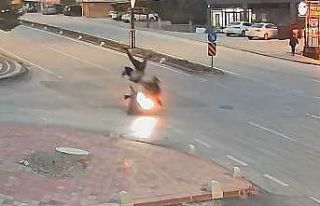 Motosikletin yayayı havaya uçurduğu an kameraya...