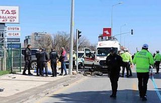 Motosikletiyle yaya geçidinden geçmek isten adam...