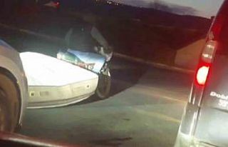 Motosikletle yatak taşıdı