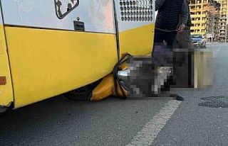 Motosikletli kurye belediye otobüsüne çarptı:...