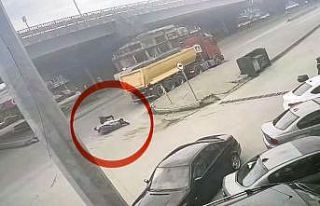 Motosikletli tırın altına girmekten son anda kurtuldu