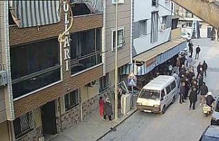 Motosikletliye çarpmamak için bakkala girdi