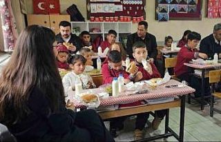 Müdür Bozyel’den köy okulu öğrencilerine döner...