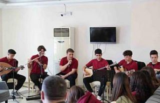 Muğla’da liseli gençlerden huzurevi sakinlerine...