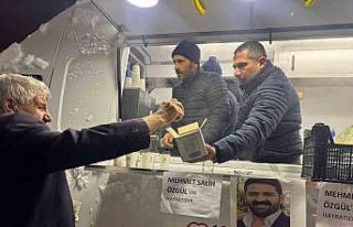 Muradiye’de teravih sonrası lokma ikramı