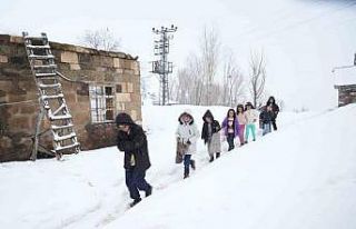 Muş’ta kar üstünde bayram sevinci