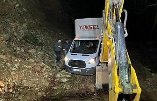 Navigasyonun yanılttığı 3 kişi, dağ yolunda...