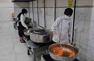 Nazilli’de iftar yemeklerini kız meslek liseliler...