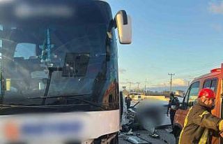 Nazilli’de yolcu otobüsü ile çarpışan otomobil...