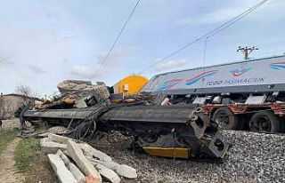 Nevşehir’de yük treni tıra çarptı: 2 makinist...