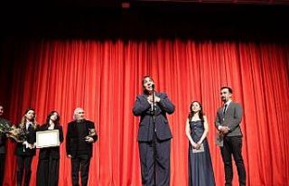 Ödülünü Müjdat Gezen’den alan Binnur Kaya gözyaşını...