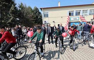 Öğrenciler hediyelerini protokol üyelerinden aldı