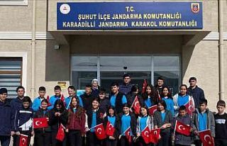 Öğrenciler jandarma karakolunu ziyaret ederek fidan...