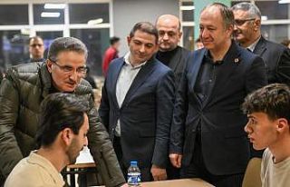 Öğrencilerle sahur sofrasında bir araya geldi