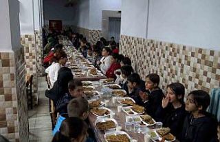 Öğretmen-veli dayanışmasıyla köy okulunda öğrencilere...