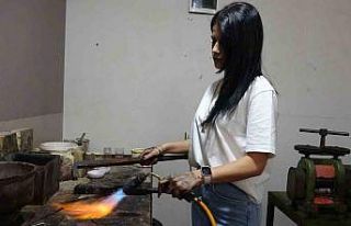 Ojeli tırnaklarıyla erkek egemen meslekte usta oldu