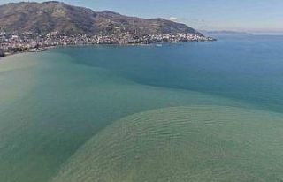 Ordu’da eriyen kar suları denizin rengini değiştirdi