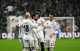 Orkun Kökçü gollerine devam ediyor