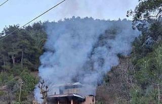 Ormanlık alandaki yayla evi yanarak kullanılmaz...