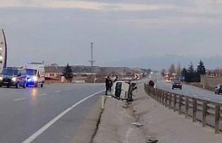 Orta refüje devrilen hafif ticari araçta 5 kişi...