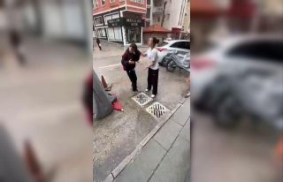 Ortaokul öğrencisi akranını saçından tutup yere...