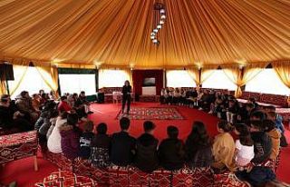 Otağ çadırında minik kitapseverler için imza...