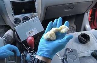 Oto teybinin arkasına gizlenen uyuşturucu ortaya...