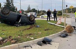 Otomobil 2 direk devirip ters döndü, araçtakiler...