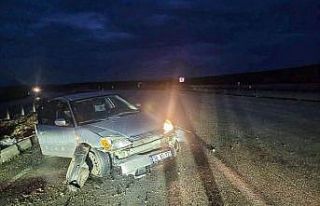 Otomobil bariyerlere çarptı, 4 kişi yaralandı