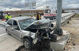 Otomobil demir bariyere ok gibi saplandı: Karı koca...