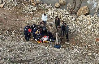 Otomobil dere yatağına yuvarlandı: 3 yaralı