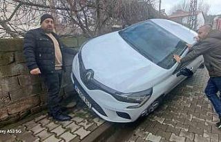 Otomobil duvara çarptı: 2 yaralı