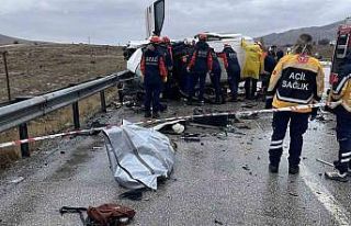 Otomobil hafif ticari araçla çarpıştı: Baba oğul...