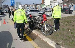 Otomobil ile çarpışan motosiklet sürücüsü kaçtı:...
