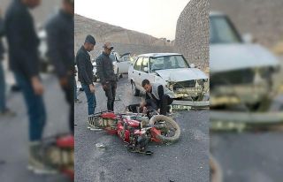 Otomobil ile motosiklet kafa kafaya çarpıştı:...